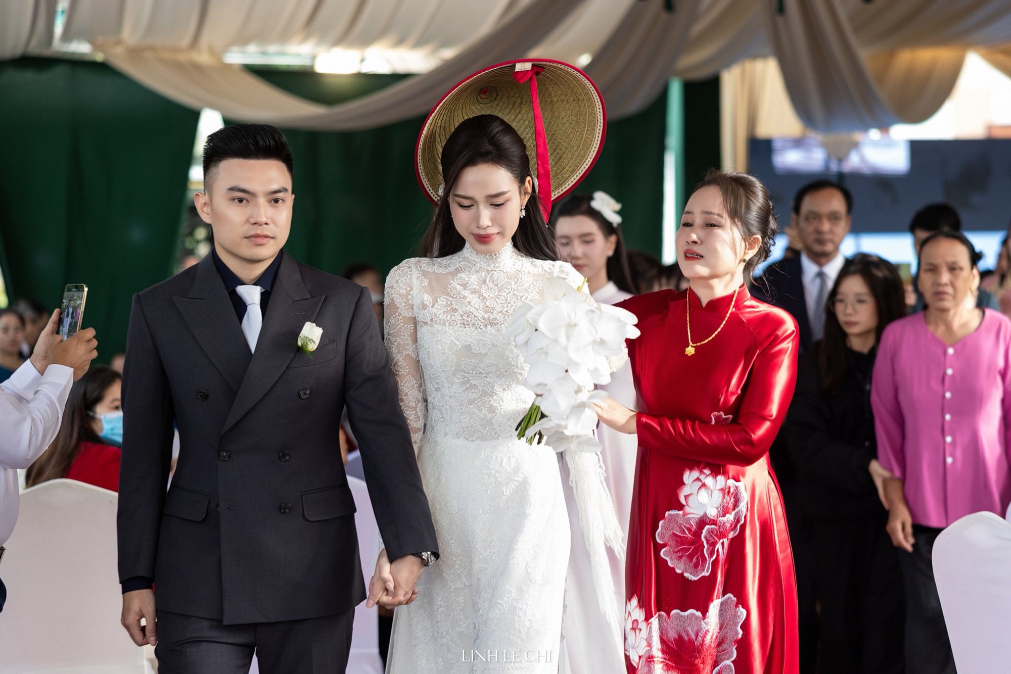 Mẹ Đỗ Hà không một nụ cười, gạt nước mắt khi đưa con gái về làm dâu hào môn- Ảnh 5. Mẹ Đỗ Hà không một nụ cười, gạt nước mắt khi đưa con gái về làm dâu hào môn- Ảnh 5.