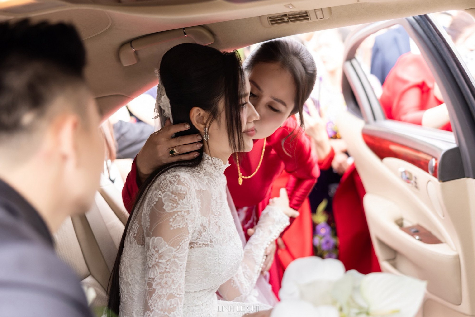 Mẹ Đỗ Hà không một nụ cười, gạt nước mắt khi đưa con gái về làm dâu hào môn- Ảnh 7. Mẹ Đỗ Hà không một nụ cười, gạt nước mắt khi đưa con gái về làm dâu hào môn- Ảnh 7.