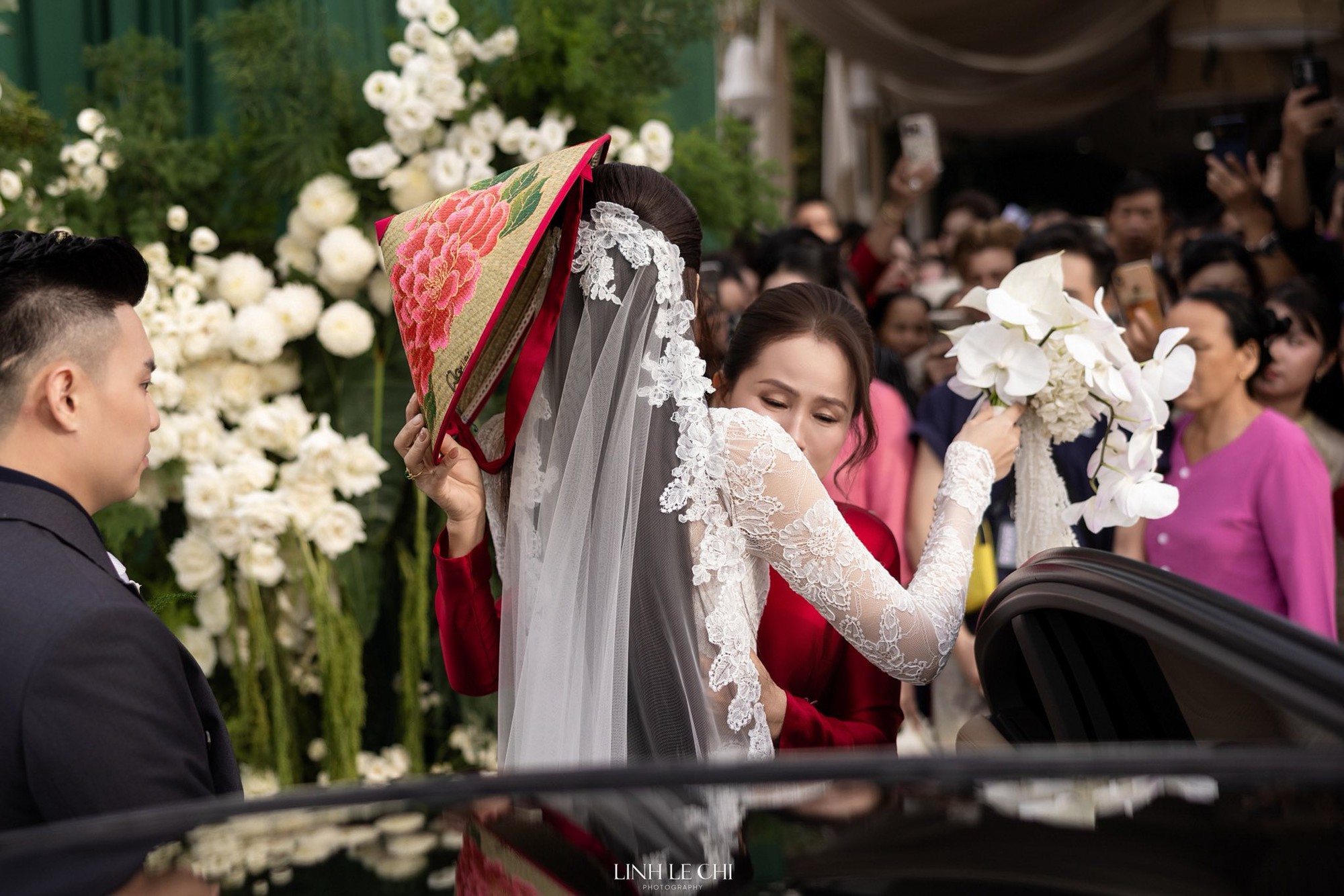 Mẹ Đỗ Hà không một nụ cười, gạt nước mắt khi đưa con gái về làm dâu hào môn- Ảnh 6. Mẹ Đỗ Hà không một nụ cười, gạt nước mắt khi đưa con gái về làm dâu hào môn- Ảnh 6.
