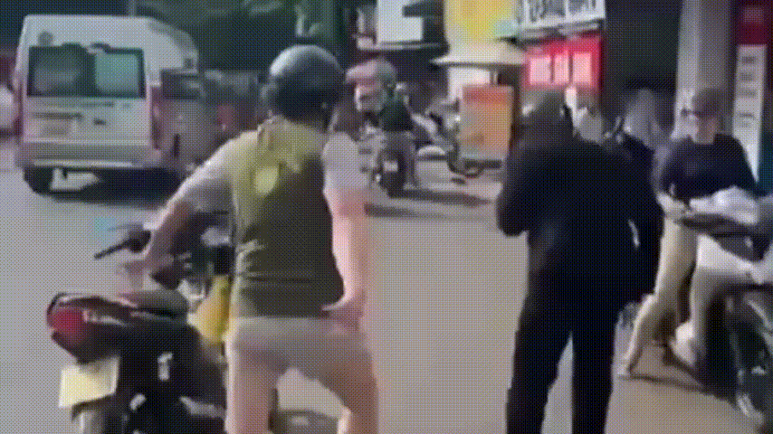 Mới nhất vụ chặn xe đánh người hộc máu miệng rồi quát 'mày biết tao là ai không?' - Ảnh 2. Mới nhất vụ chặn xe đánh người hộc máu miệng rồi quát 'mày biết tao là ai không?' - Ảnh 2.