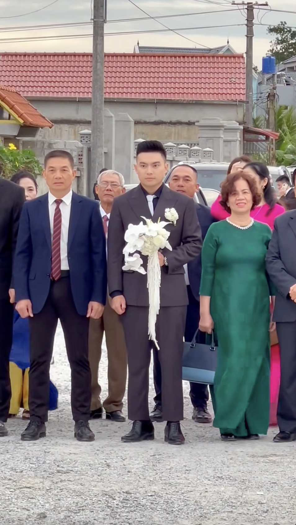 Phong thái bố chồng chủ tịch tập đoàn nghìn tỷ của Đỗ Hà được khen “hiếm có” - Ảnh 1. Phong thái bố chồng chủ tịch tập đoàn nghìn tỷ của Đỗ Hà được khen “hiếm có” - Ảnh 1.