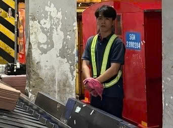 Nhân viên hàng không trộm cắp hành lý , lấy 50 triệu đồng tại Sân bay Tân Sơn Nhất - Ảnh 1. Nhân viên hàng không trộm cắp hành lý , lấy 50 triệu đồng tại Sân bay Tân Sơn Nhất - Ảnh 1.