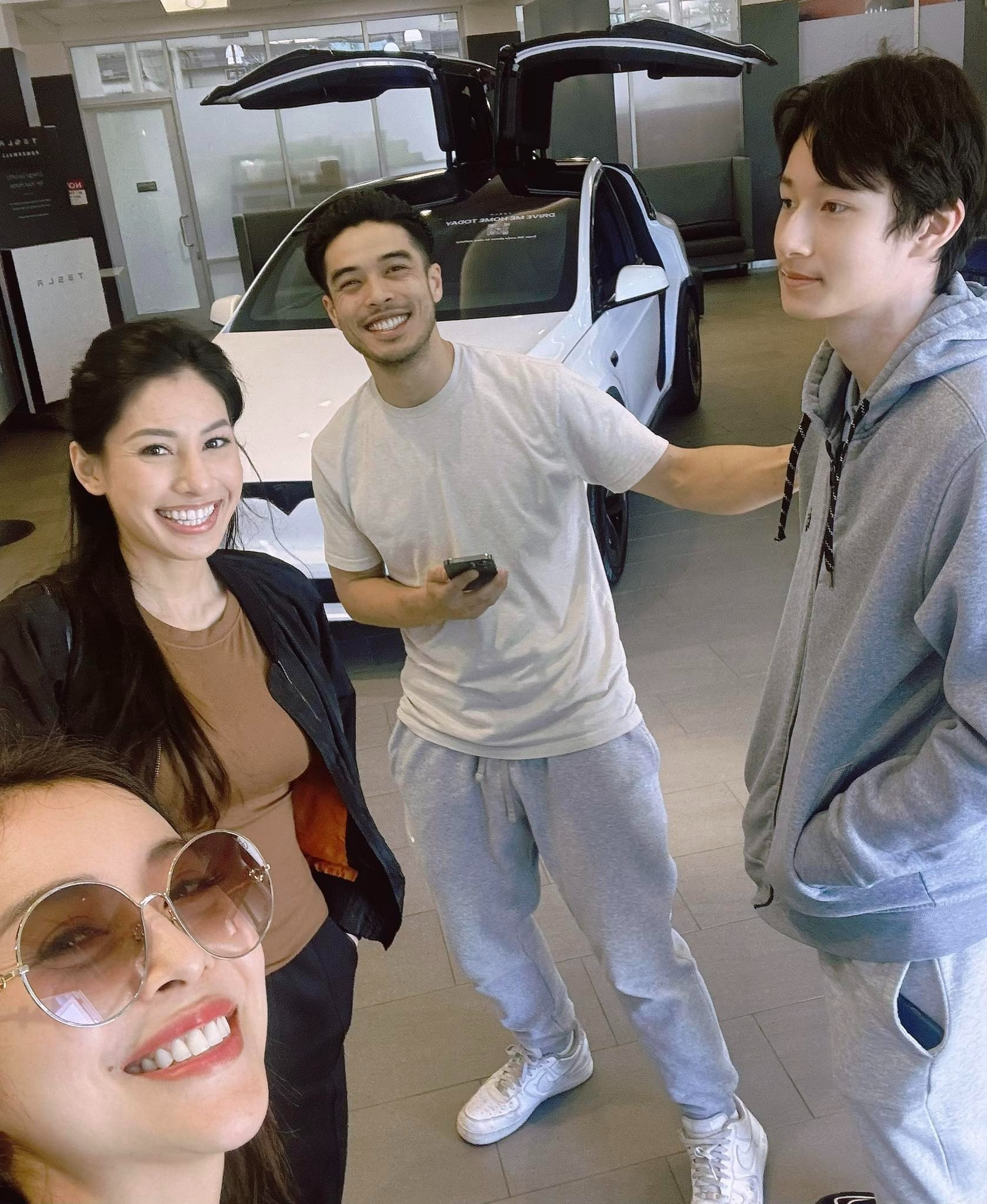 Bất ngờ với con trai của ca sĩ Quang Dũng và hoa hậu Jennifer Phạm - Ảnh 2. Bất ngờ với con trai của ca sĩ Quang Dũng và hoa hậu Jennifer Phạm - Ảnh 2.