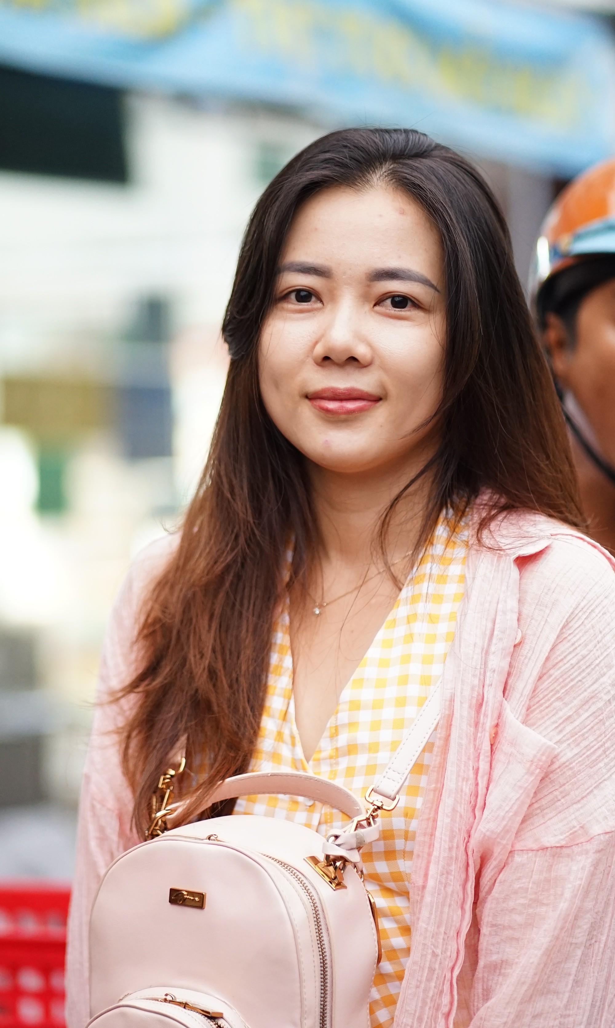 Cảnh tượng khó tin tại tiệm vàng ở TP.HCM: Xếp hàng từ nửa đêm gà gáy để mua quà mừng cưới con cháu - Ảnh 6. Cảnh tượng khó tin tại tiệm vàng ở TP.HCM: Xếp hàng từ nửa đêm gà gáy để mua quà mừng cưới con cháu - Ảnh 6.