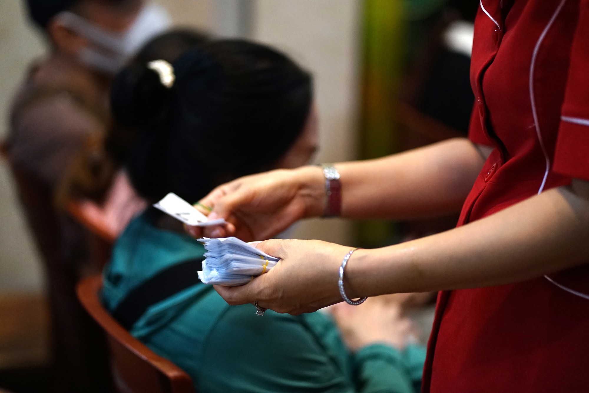 Cảnh tượng khó tin tại tiệm vàng ở TP.HCM: Xếp hàng từ nửa đêm gà gáy để mua quà mừng cưới con cháu - Ảnh 5. Cảnh tượng khó tin tại tiệm vàng ở TP.HCM: Xếp hàng từ nửa đêm gà gáy để mua quà mừng cưới con cháu - Ảnh 5.