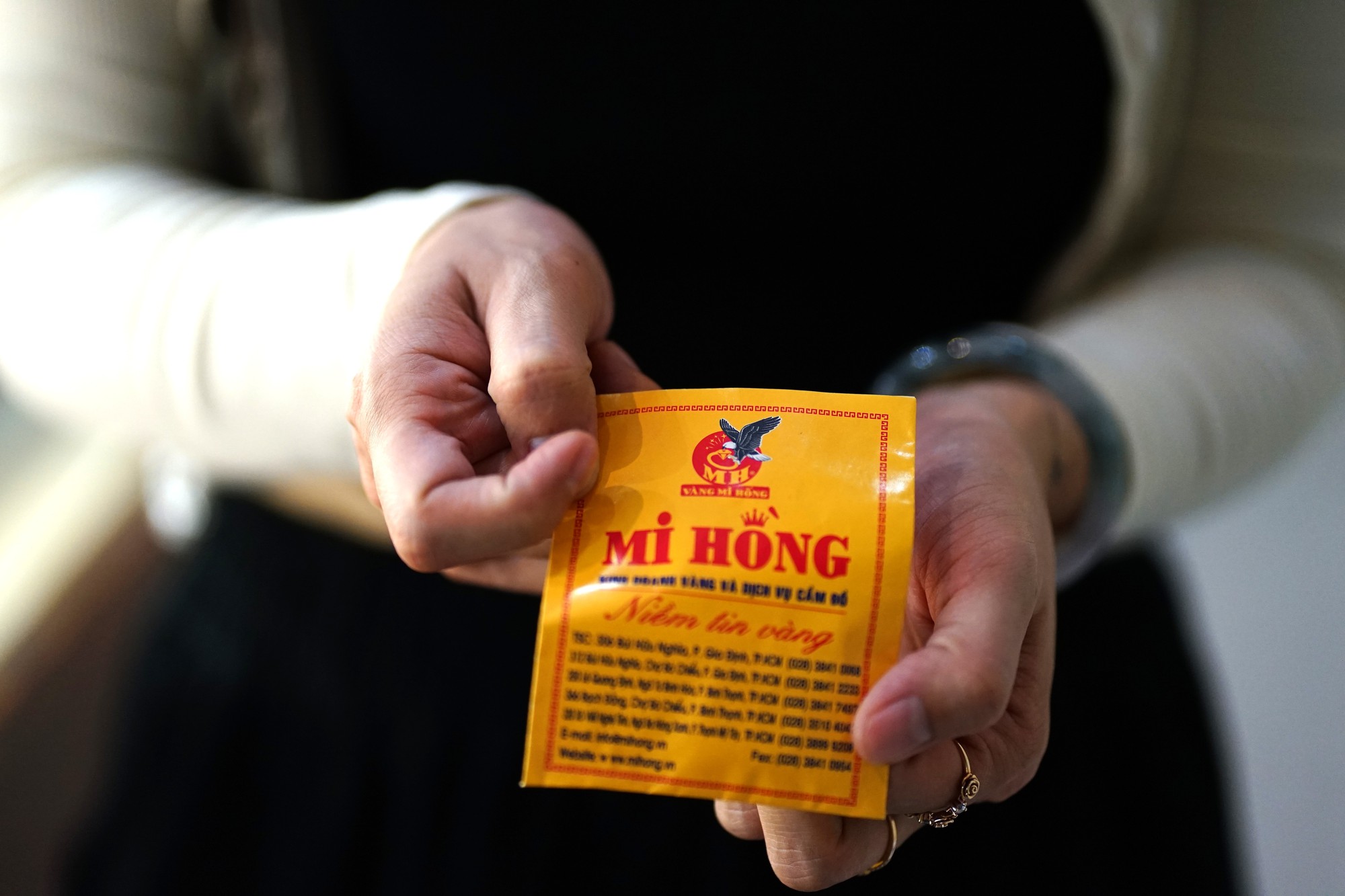 Cảnh tượng khó tin tại tiệm vàng ở TP.HCM: Xếp hàng từ nửa đêm gà gáy để mua quà mừng cưới con cháu - Ảnh 8. Cảnh tượng khó tin tại tiệm vàng ở TP.HCM: Xếp hàng từ nửa đêm gà gáy để mua quà mừng cưới con cháu - Ảnh 8.