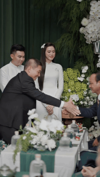 Phong thái bố chồng chủ tịch tập đoàn nghìn tỷ của Đỗ Hà được khen “hiếm có” - Ảnh 4. Phong thái bố chồng chủ tịch tập đoàn nghìn tỷ của Đỗ Hà được khen “hiếm có” - Ảnh 4.