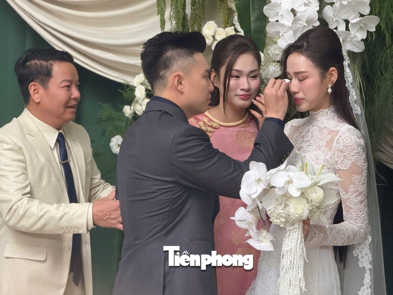 Chú rể Viết Vương phong độ, rước Đỗ Thị Hà về Quảng Trị - Ảnh 9. Chú rể Viết Vương phong độ, rước Đỗ Thị Hà về Quảng Trị - Ảnh 9.