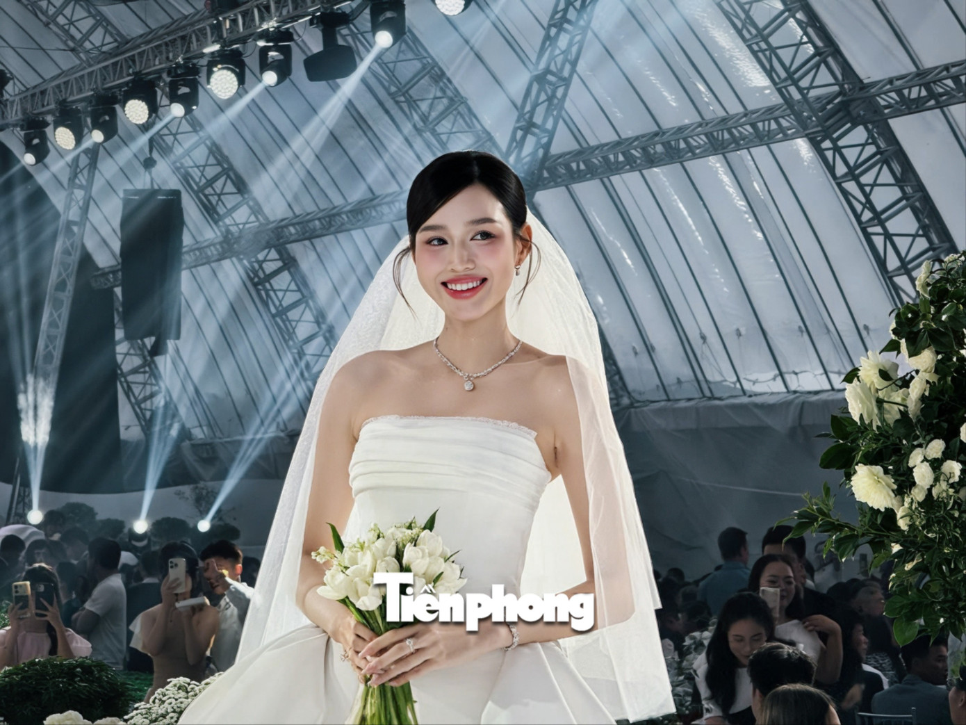 Đỗ Thị Hà rạng ngời giữa không gian rạp cưới 3.000 m2 - Ảnh 1. Đỗ Thị Hà rạng ngời giữa không gian rạp cưới 3.000 m2 - Ảnh 1.