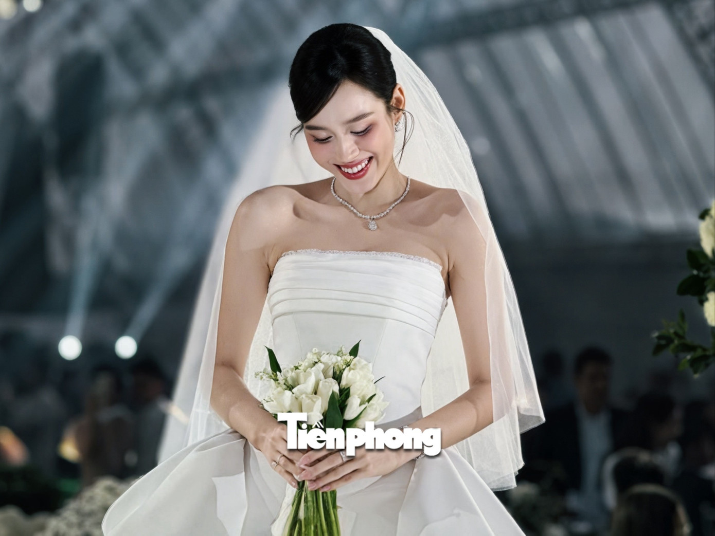 Đỗ Thị Hà rạng ngời giữa không gian rạp cưới 3.000 m2 - Ảnh 2. Đỗ Thị Hà rạng ngời giữa không gian rạp cưới 3.000 m2 - Ảnh 2.