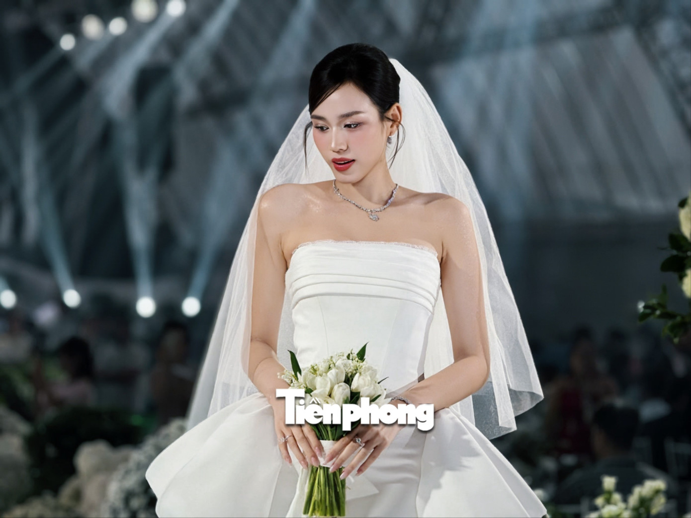 Đỗ Thị Hà rạng ngời giữa không gian rạp cưới 3.000 m2 - Ảnh 4. Đỗ Thị Hà rạng ngời giữa không gian rạp cưới 3.000 m2 - Ảnh 4.