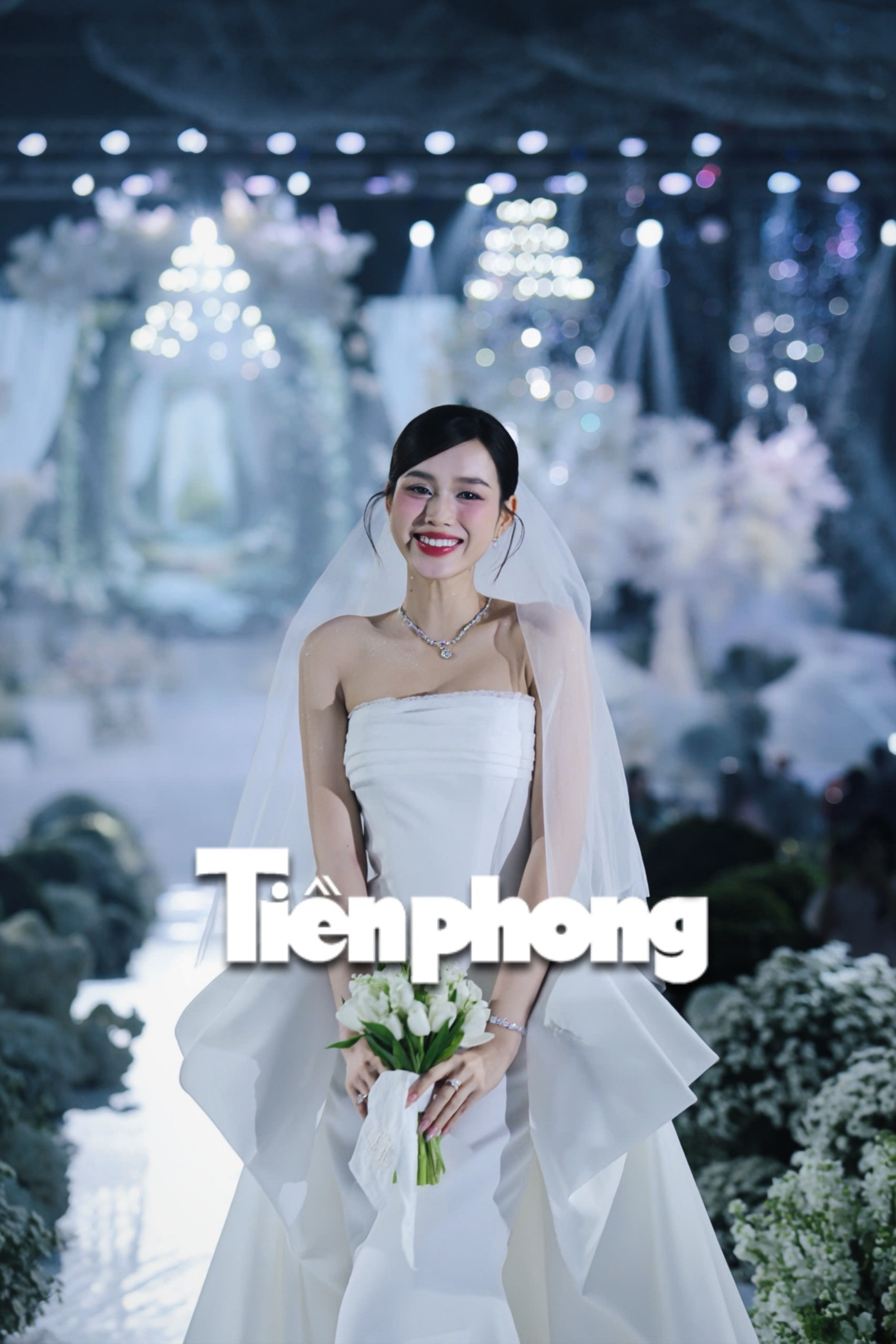 Đỗ Thị Hà rạng ngời giữa không gian rạp cưới 3.000 m2 - Ảnh 8. Đỗ Thị Hà rạng ngời giữa không gian rạp cưới 3.000 m2 - Ảnh 8.