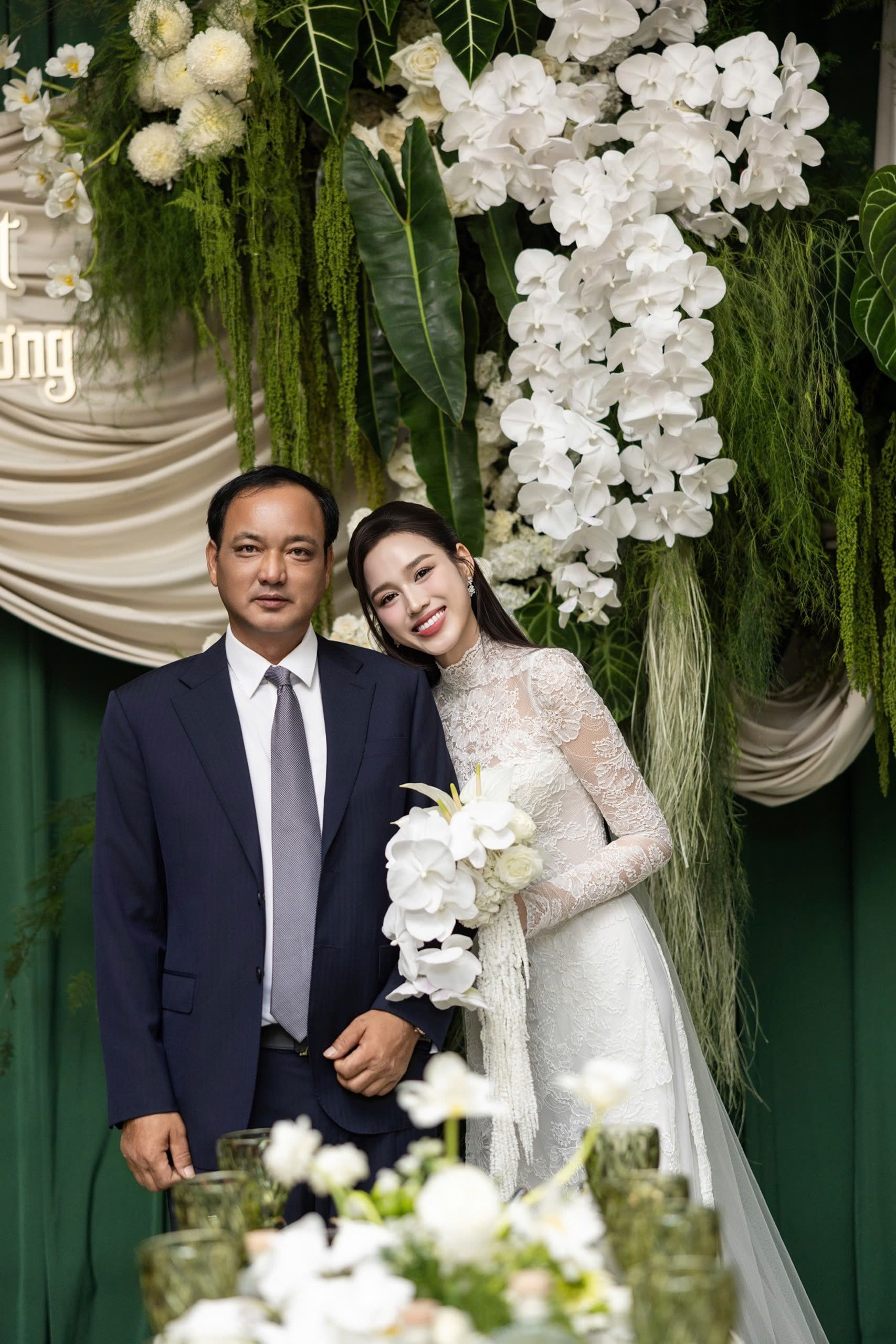 Hoa hậu Đỗ Thị Hà rạng rỡ trong lễ rước dâu - Ảnh 4. Hoa hậu Đỗ Thị Hà rạng rỡ trong lễ rước dâu - Ảnh 3.