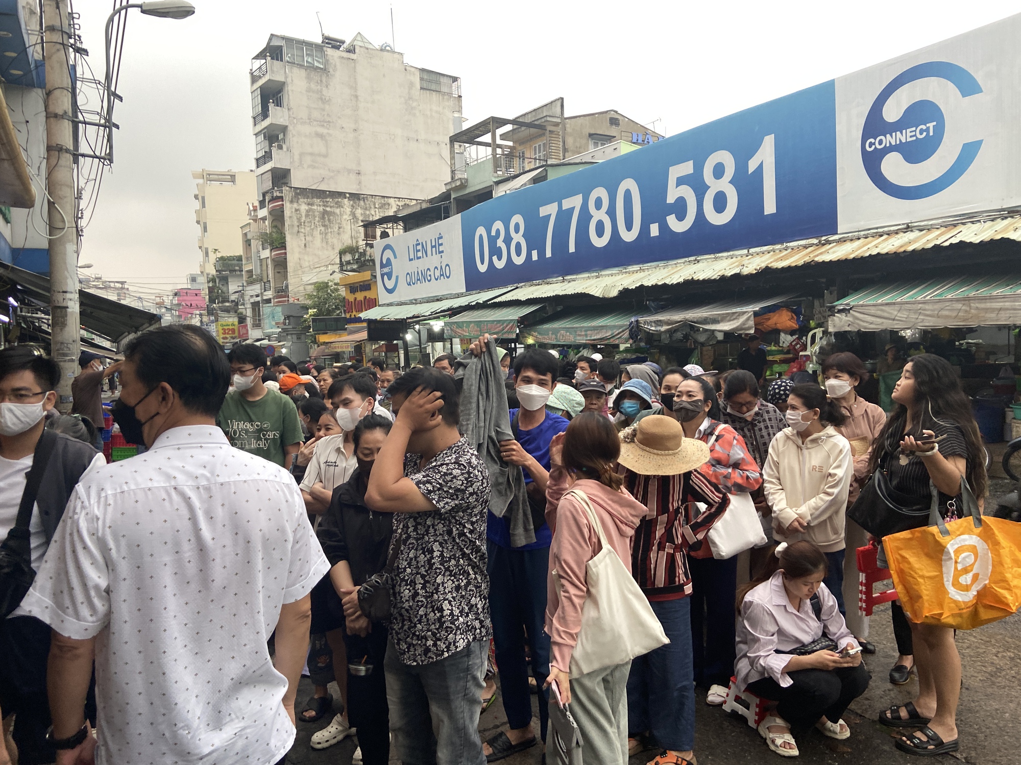 Cảnh tượng khó tin tại tiệm vàng ở TP.HCM: Xếp hàng từ nửa đêm gà gáy để mua quà mừng cưới con cháu - Ảnh 2. Cảnh tượng khó tin tại tiệm vàng ở TP.HCM: Xếp hàng từ nửa đêm gà gáy để mua quà mừng cưới con cháu - Ảnh 2.