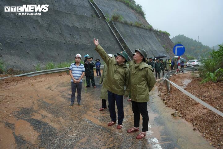 Huế dốc toàn lực ứng phó bão số 12, nhiều khách sạn miễn phí cho dân tránh trú - Ảnh 3.