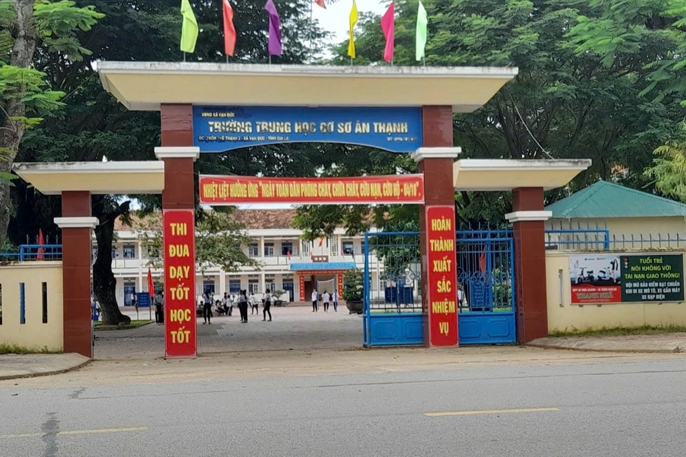 Bức xúc vì phó hiệu trưởng cho học sinh dừng tiết học để... quét rác giữa trời nắng - Ảnh 1. Bức xúc vì phó hiệu trưởng cho học sinh dừng tiết học để... quét rác - Ảnh 1.