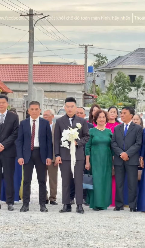 Chiếc quần của Tổng Giám đốc Tập đoàn Sơn Hải ngày đi cưới vợ sao lại thế này?- Ảnh 2. Chiếc quần của Tổng Giám đốc Tập đoàn Sơn Hải ngày đi cưới vợ sao lại thế này?- Ảnh 2.