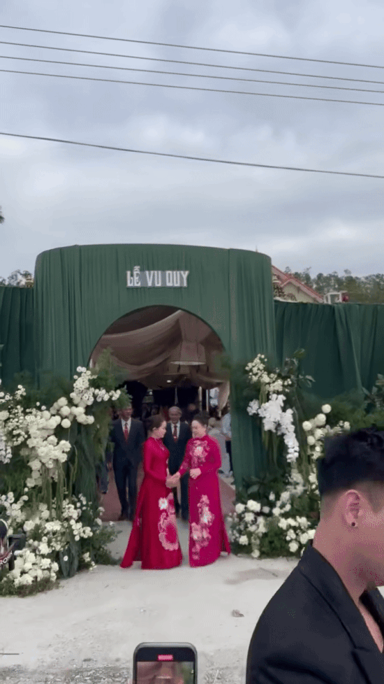 Vì sao phu nhân Tập đoàn Sơn Hải vội vã ra về khi đám cưới Đỗ Hà - Viết Vương bắt đầu?- Ảnh 1. Vì sao phu nhân Tập đoàn Sơn Hải vội vã ra về khi đám cưới Đỗ Hà - Viết Vương bắt đầu?- Ảnh 1.