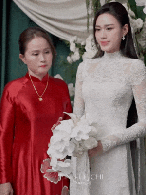 Mẹ Đỗ Hà không một nụ cười, gạt nước mắt khi đưa con gái về làm dâu hào môn- Ảnh 2. Mẹ Đỗ Hà không một nụ cười, gạt nước mắt khi đưa con gái về làm dâu hào môn- Ảnh 2.
