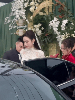 Mẹ Đỗ Hà không một nụ cười, gạt nước mắt khi đưa con gái về làm dâu hào môn- Ảnh 3. Mẹ Đỗ Hà không một nụ cười, gạt nước mắt khi đưa con gái về làm dâu hào môn- Ảnh 3.