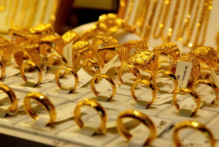 Giá vàng giảm sốc 5 triệu, nhiều người lỗ gần 10 triệu đồng/lượng sau 1 ngày - Ảnh 1. Giá vàng giảm sốc 5 triệu, nhiều người lỗ gần 10 triệu đồng/lượng sau 1 ngày - Ảnh 1.