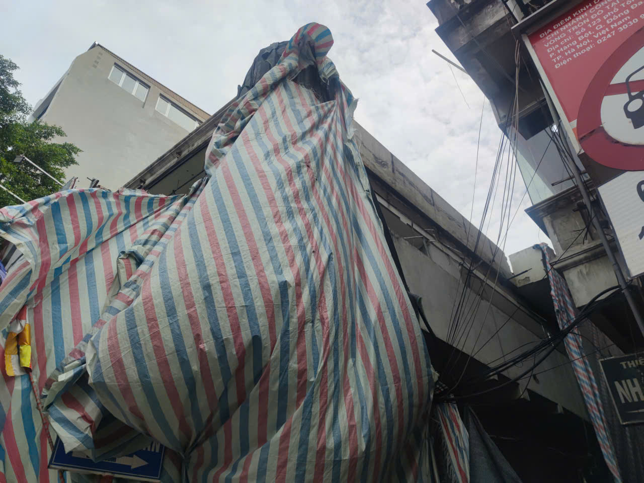 Điều tra vụ tấm bê tông rơi trúng người đi đường ở Hà Nội, 1 người tử vong - Ảnh 2. Người đàn ông bị tấm bê tông rơi trúng tử vong, Công an Hà Nội điều tra nguyên nhân - Ảnh 2.