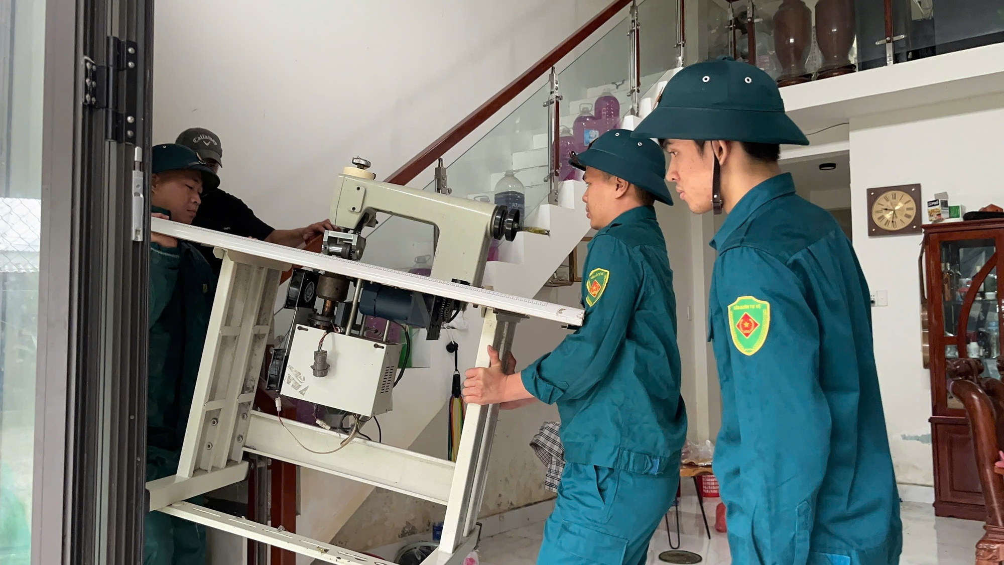 Lãnh đạo Quân khu 5 kiểm tra điểm nóng ngập lụt tại Đà Nẵng trước bão số 12 - Ảnh 5. Lãnh đạo Quân khu 5 kiểm tra điểm nóng ngập lụt tại Đà Nẵng trước bão số 12 - Ảnh 5.