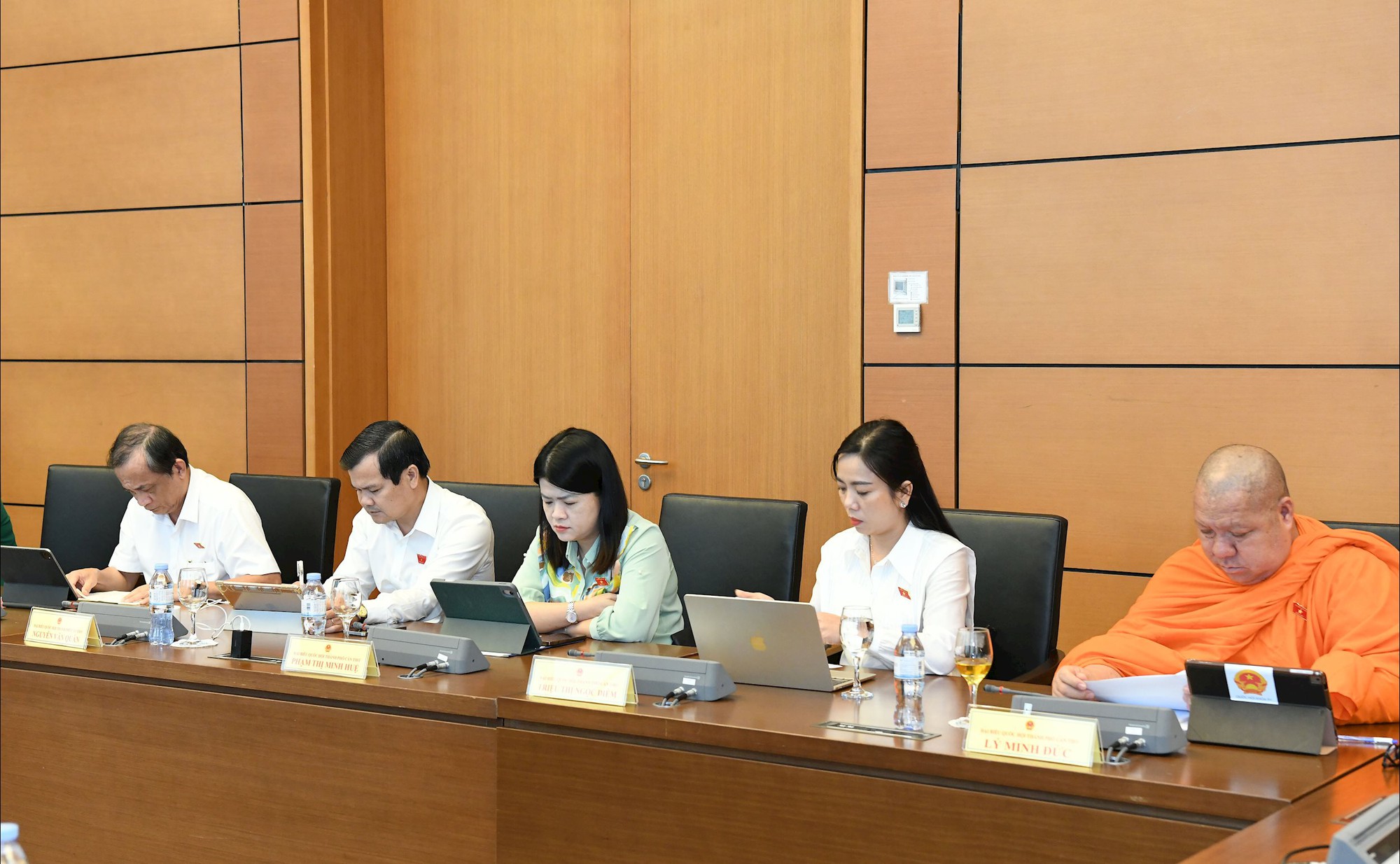 Đại biểu Quốc hội kiến nghị bỏ mô hình Đại học vùng, tinh gọn bộ máy, xoá cấp trung gian - Ảnh 6. Đại biểu Quốc hội kiến nghị bỏ mô hình Đại học vùng, tinh gọn bộ máy, xoá cấp trung gian - Ảnh 6.