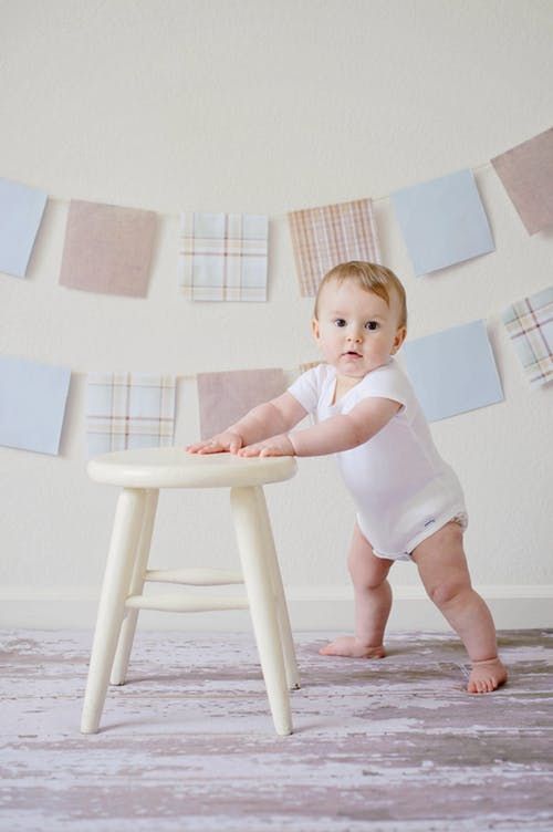 Bé tập đi thường xuyên bị ngã, khi nào thì cha mẹ cần lo lắng?- Ảnh 1. Bé tập đi thường xuyên bị ngã, khi nào thì cha mẹ cần lo lắng?- Ảnh 1.