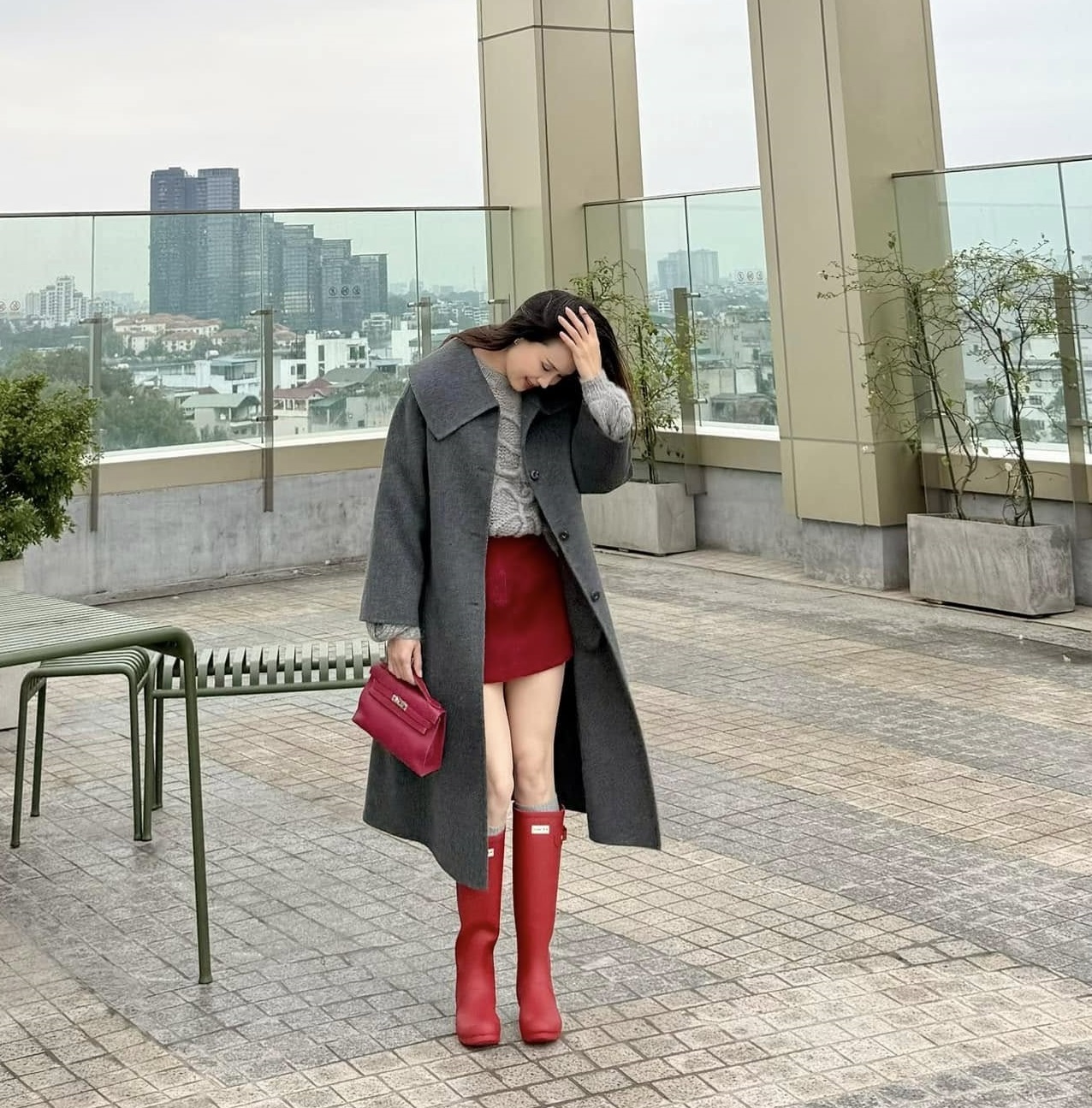 Mùa đông tới là lại phải học ngay mỹ nhân 42 tuổi này cách mặc đẹp: Style siêu trẻ trung, không bao giờ lỗi mốt - Ảnh 1. Mùa đông tới là lại phải học ngay mỹ nhân 42 tuổi này cách mặc đẹp: Style siêu trẻ trung, không bao giờ lỗi mốt - Ảnh 1.