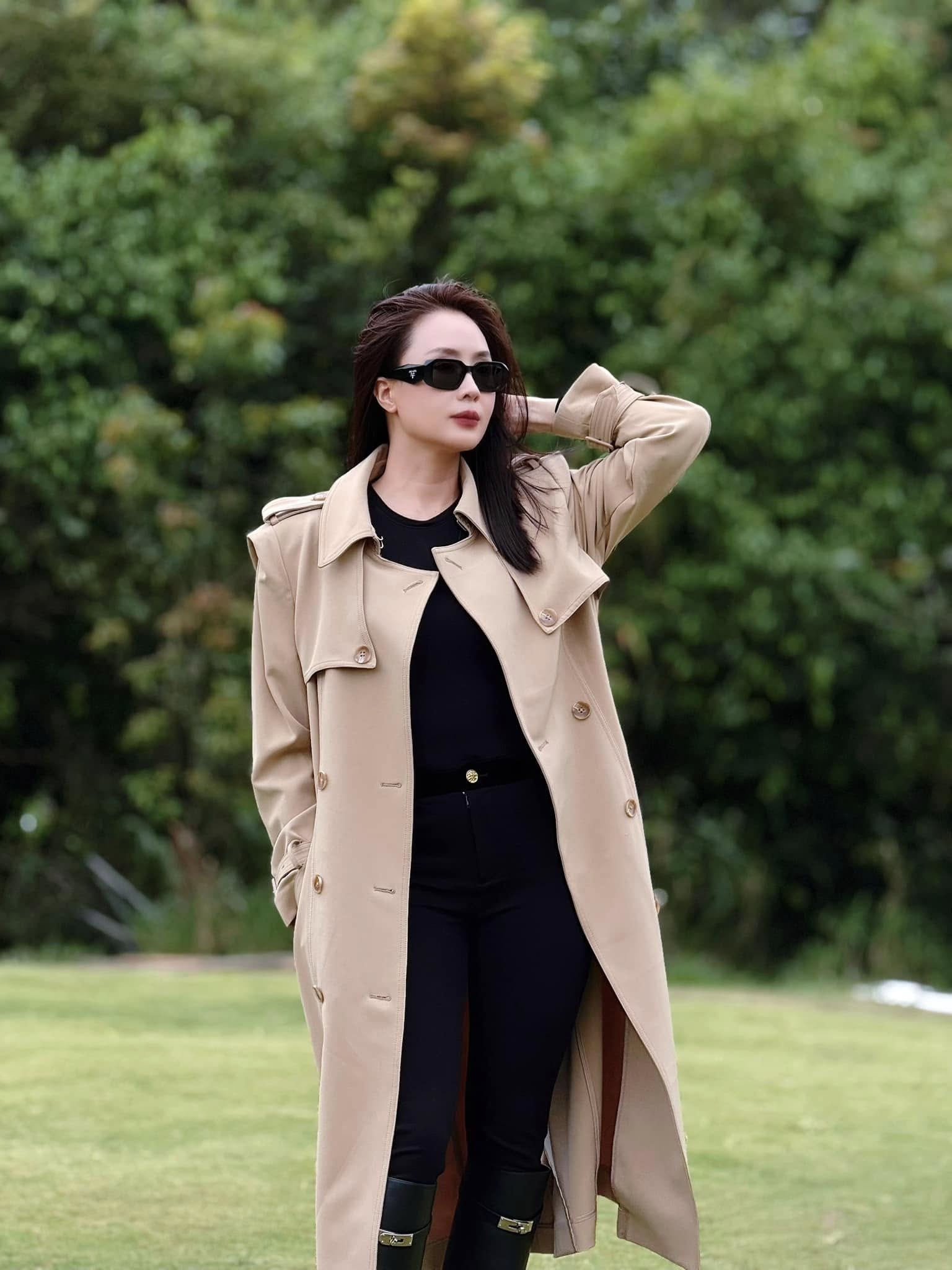 Mùa đông tới là lại phải học ngay mỹ nhân 42 tuổi này cách mặc đẹp: Style siêu trẻ trung, không bao giờ lỗi mốt - Ảnh 2. Mùa đông tới là lại phải học ngay mỹ nhân 42 tuổi này cách mặc đẹp: Style siêu trẻ trung, không bao giờ lỗi mốt - Ảnh 2.