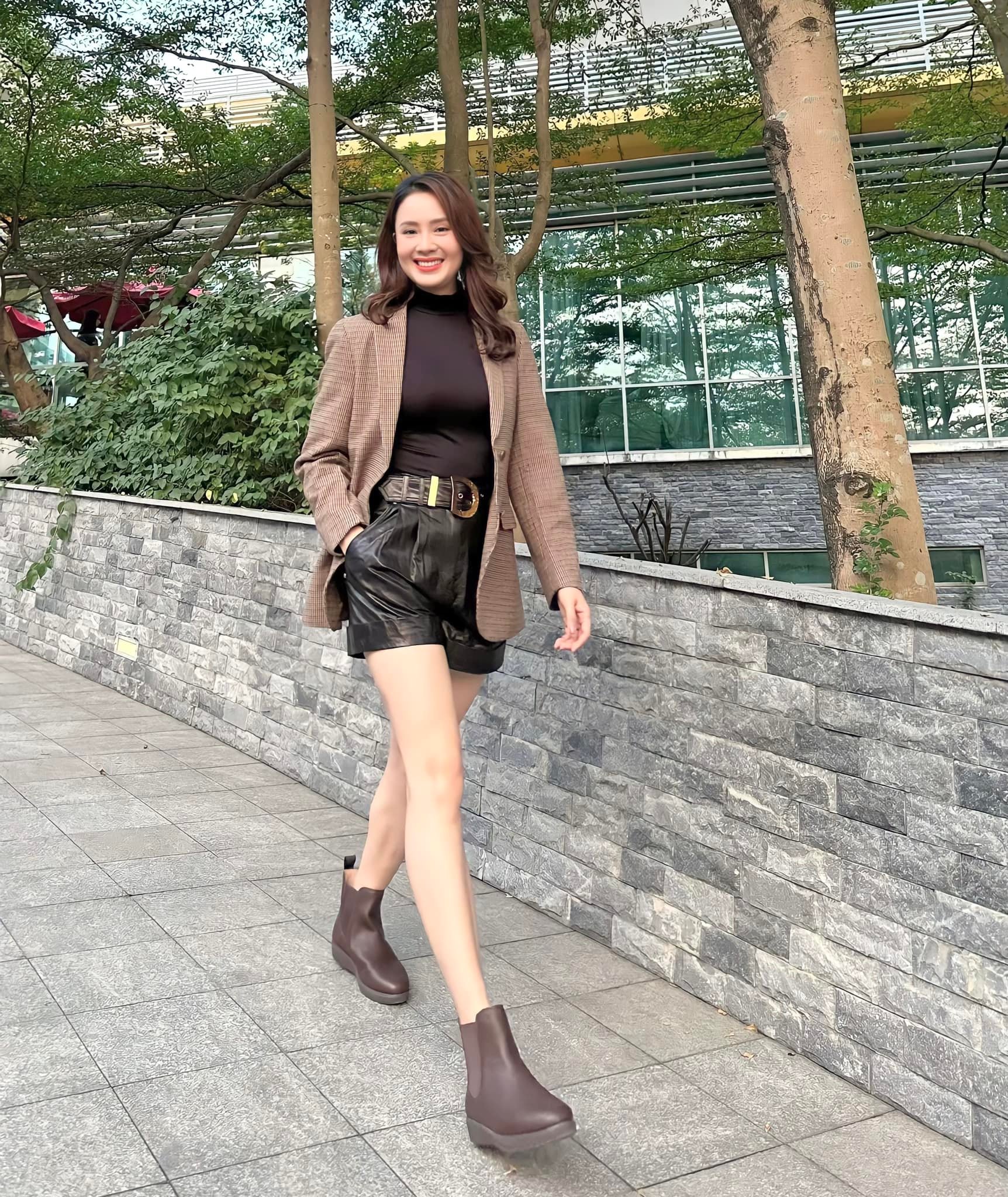 Mùa đông tới là lại phải học ngay mỹ nhân 42 tuổi này cách mặc đẹp: Style siêu trẻ trung, không bao giờ lỗi mốt - Ảnh 3. Mùa đông tới là lại phải học ngay mỹ nhân 42 tuổi này cách mặc đẹp: Style siêu trẻ trung, không bao giờ lỗi mốt - Ảnh 3.