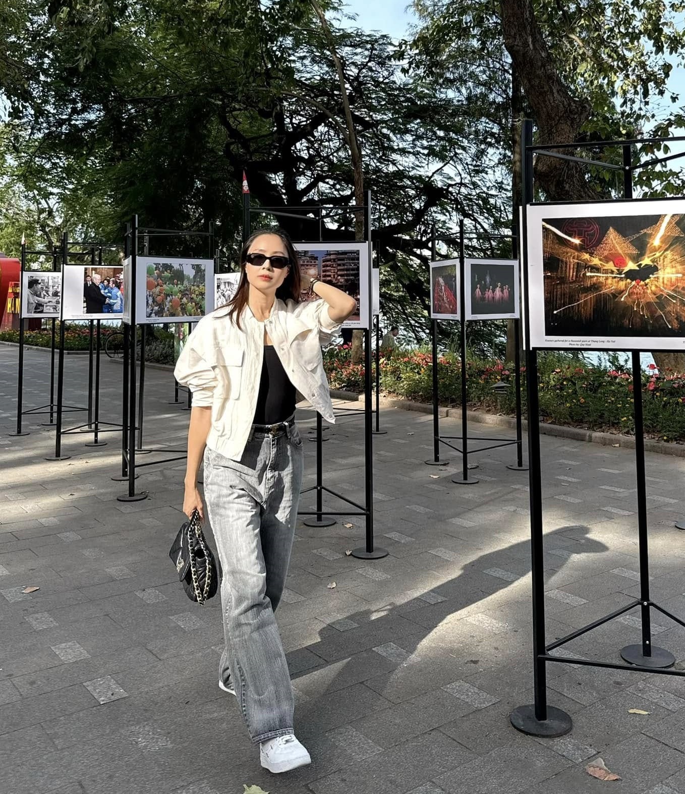 Mùa đông tới là lại phải học ngay mỹ nhân 42 tuổi này cách mặc đẹp: Style siêu trẻ trung, không bao giờ lỗi mốt - Ảnh 8. Mùa đông tới là lại phải học ngay mỹ nhân 42 tuổi này cách mặc đẹp: Style siêu trẻ trung, không bao giờ lỗi mốt - Ảnh 8.