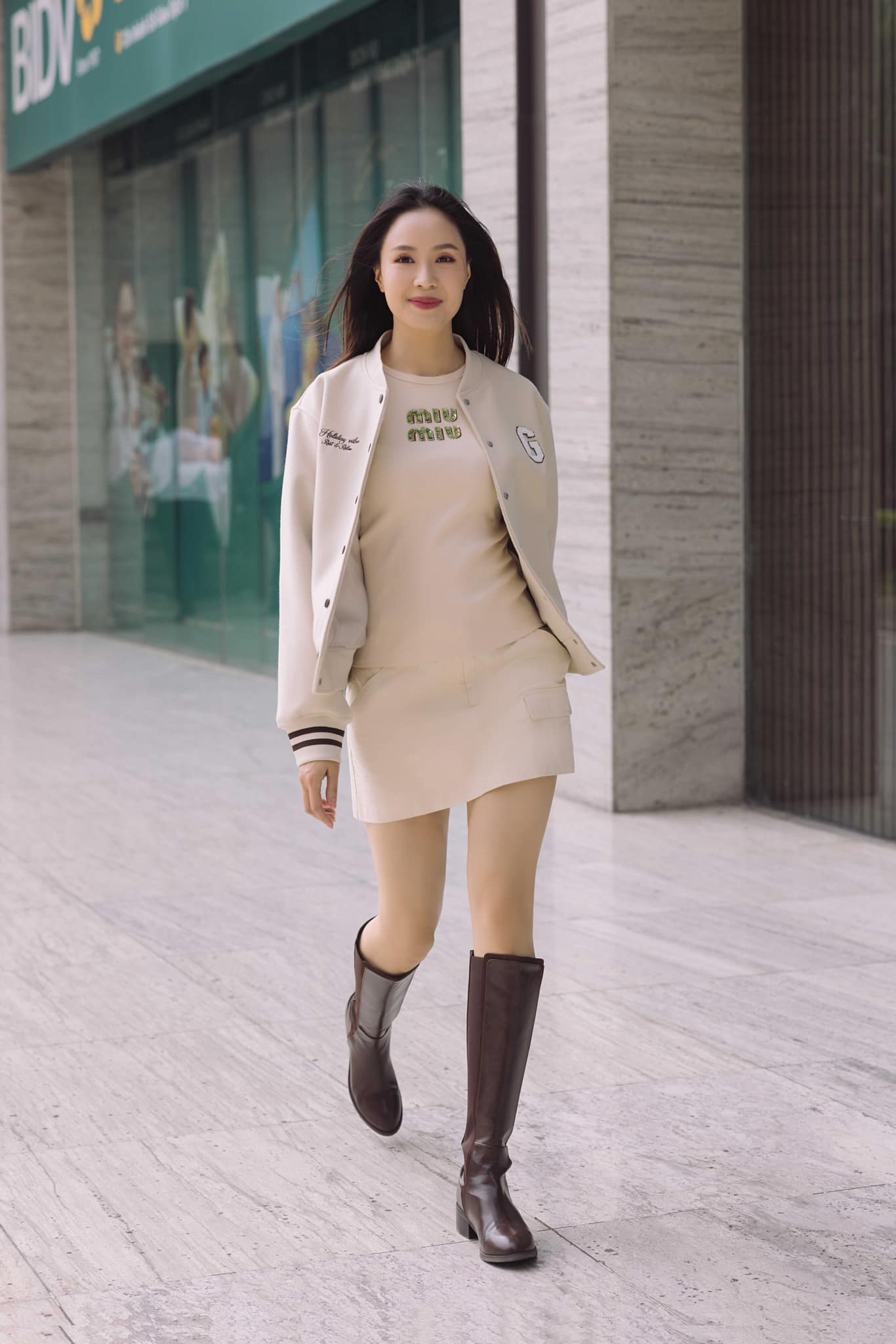 Mùa đông tới là lại phải học ngay mỹ nhân 42 tuổi này cách mặc đẹp: Style siêu trẻ trung, không bao giờ lỗi mốt - Ảnh 9. Mùa đông tới là lại phải học ngay mỹ nhân 42 tuổi này cách mặc đẹp: Style siêu trẻ trung, không bao giờ lỗi mốt - Ảnh 9.