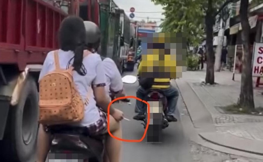CSGT TPHCM xác minh clip nữ sinh đầu trần, phì phèo thuốc lá trên xe máy - Ảnh 2.
