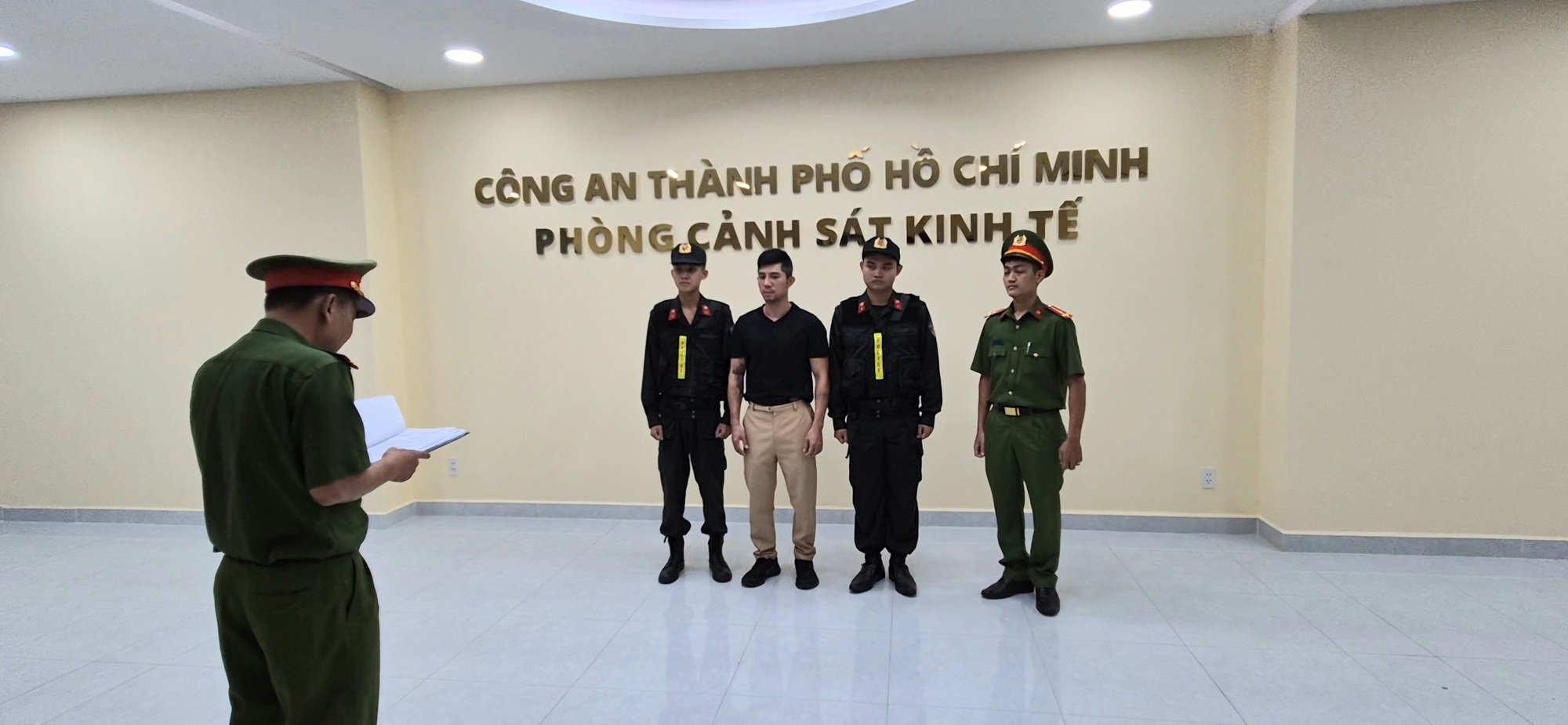 Ảnh, Clip: Lương Bằng Quang lại gây sốc- Ảnh 1. Ảnh, Clip: Lương Bằng Quang lại gây sốc- Ảnh 1.