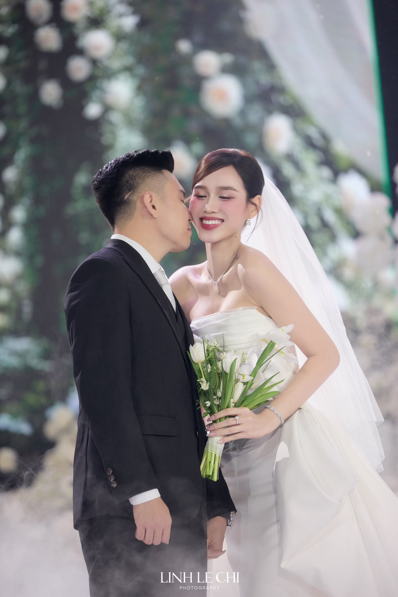 1 thứ "đắt nhất thế giới" xuất hiện trong lễ cưới Hoa hậu Đỗ Hà và thiếu gia tập đoàn Sơn Hải - Ảnh 5. 1 thứ "đắt nhất thế giới" xuất hiện trong lễ cưới Hoa hậu Đỗ Hà và thiếu gia tập đoàn Sơn Hải - Ảnh 5.