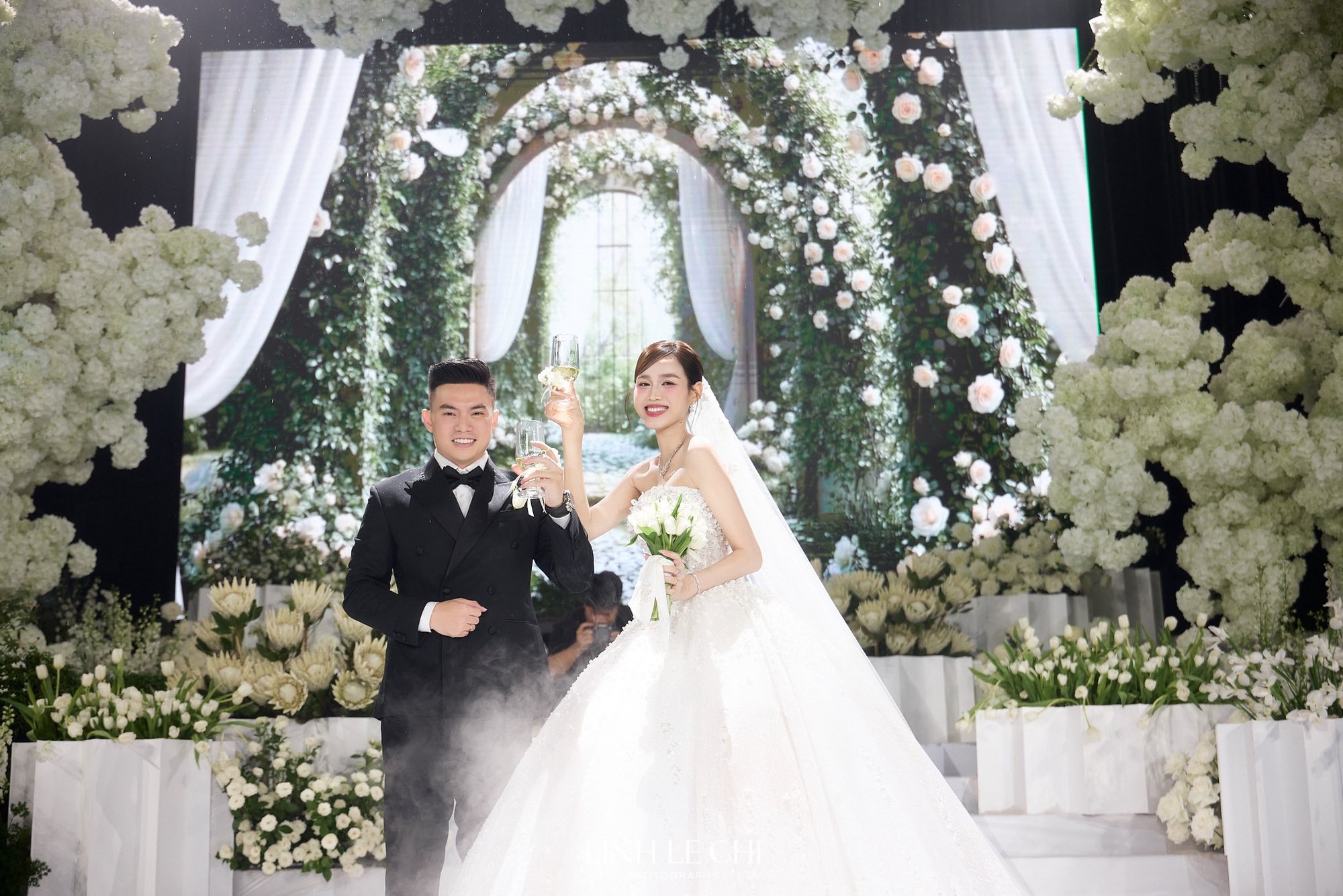 Những bộ suit của Doanh nhân Viết Vương: Chi tiết đắt giá trong đám cưới gây chú ý bậc nhất showbiz Việt- Ảnh 1. Những bộ suit của Doanh nhân Viết Vương: Chi tiết đắt giá trong đám cưới gây chú ý bậc nhất showbiz Việt- Ảnh 1.