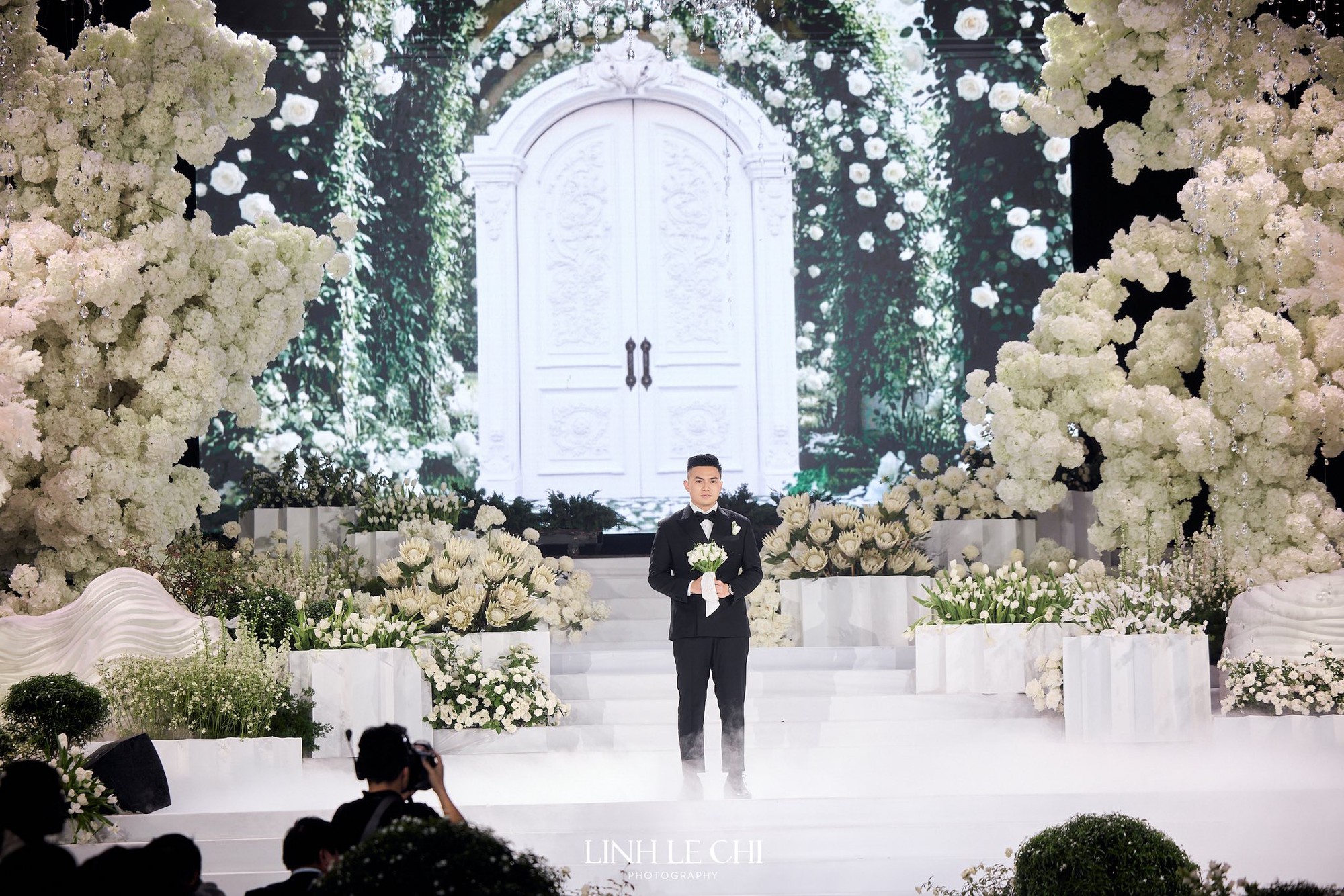 Những bộ suit của Doanh nhân Viết Vương: Chi tiết đắt giá trong đám cưới gây chú ý bậc nhất showbiz Việt- Ảnh 6. Những bộ suit của Doanh nhân Viết Vương: Chi tiết đắt giá trong đám cưới gây chú ý bậc nhất showbiz Việt- Ảnh 6.