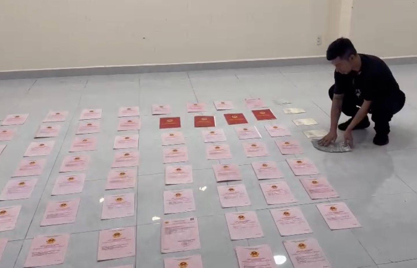 Sở hữu đến 80 sổ đỏ, Lương Bằng Quang và Ngân 98 chi bao nhiêu để "chạy án"? - Ảnh 2. Sở hữu đến 80 sổ đỏ, Lương Bằng Quang và Ngân 98 chi bao nhiêu để "chạy án"? - Ảnh 2.