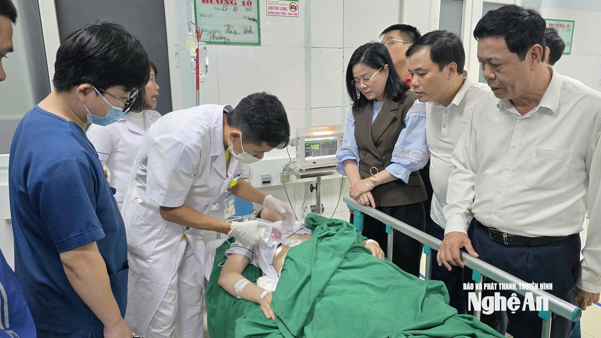 Vụ đối tượng đâm nhiều người bị thương ở BV Sản Nhi Nghệ An: Vào thăm vợ sinh con rồi gây ra chuyện - Ảnh 2. Vụ đối tượng đâm nhiều người bị thương ở BV Sản Nhi Nghệ An: Vào thăm vợ sinh con rồi gây ra chuyện - Ảnh 2.