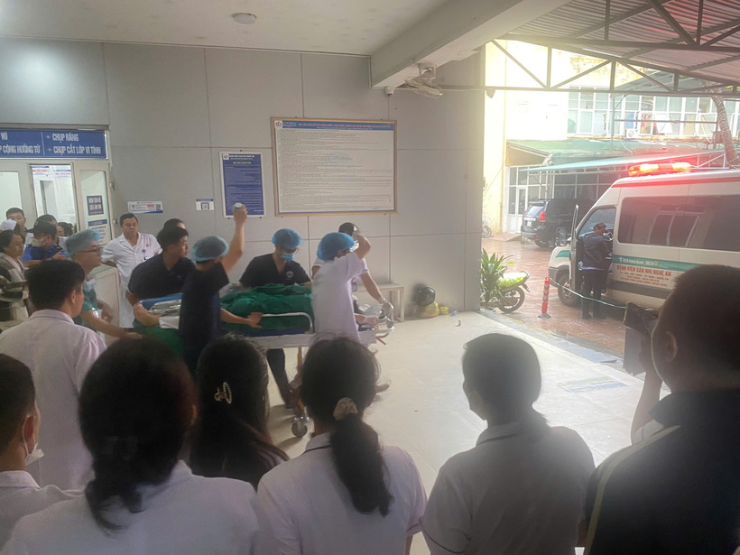 Nóng: Xác minh thông tin hai nhân viên y tế Bệnh viện Sản nhi Nghệ An bị người nhà bệnh nhân nhốt rồi tấn công bị thương - Ảnh 1. Nóng: Xác minh thông tin hai nhân viên y tế Bệnh viện Sản nhi Nghệ An bị người nhà bệnh nhân nhốt rồi tấn công bị thương - Ảnh 1.