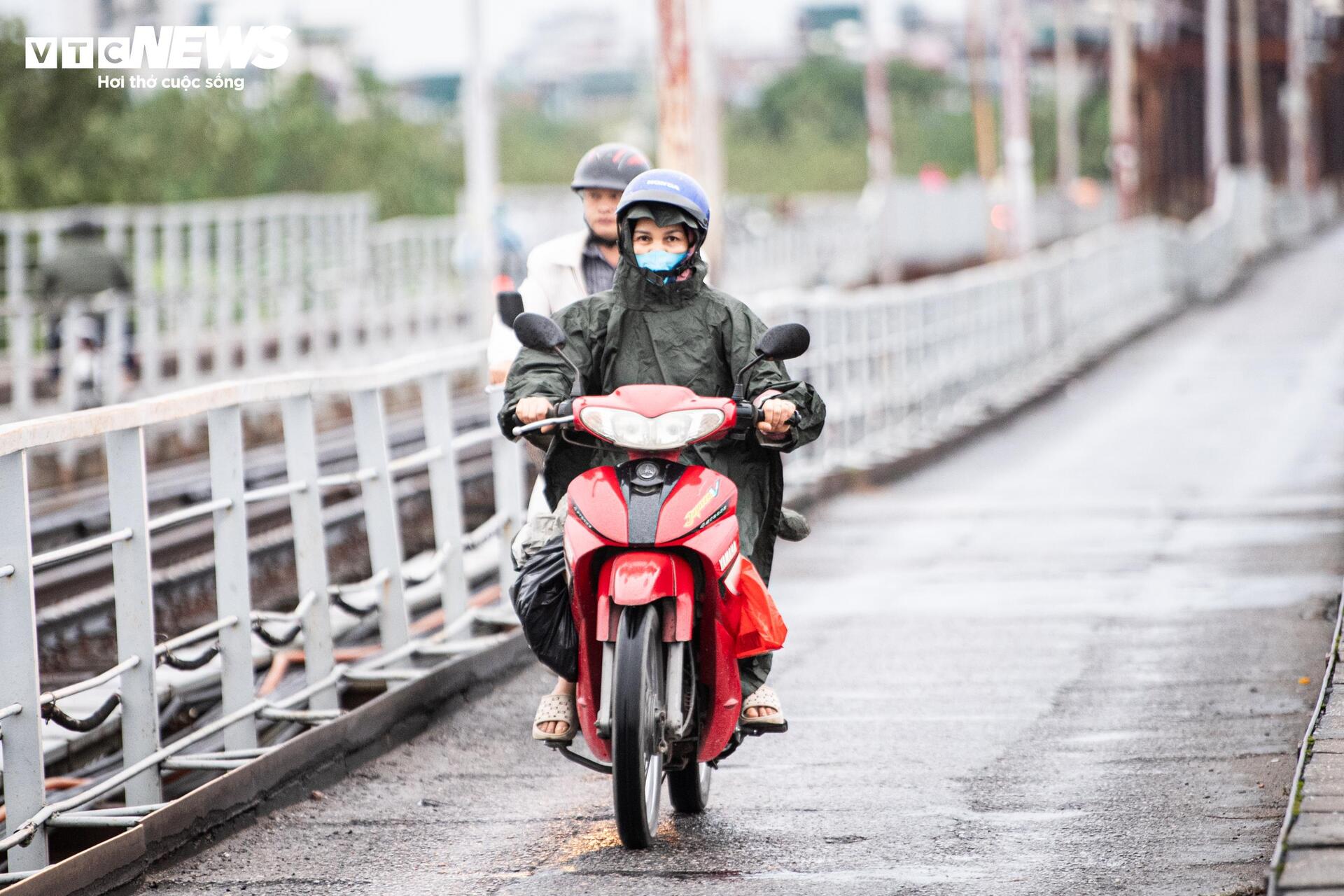 Không khí lạnh tăng cường, người Hà Nội co ro trong mưa lạnh 18°C - Ảnh 19. Không khí lạnh tăng cường, người Hà Nội co ro trong mưa lạnh 18°C - Ảnh 19.