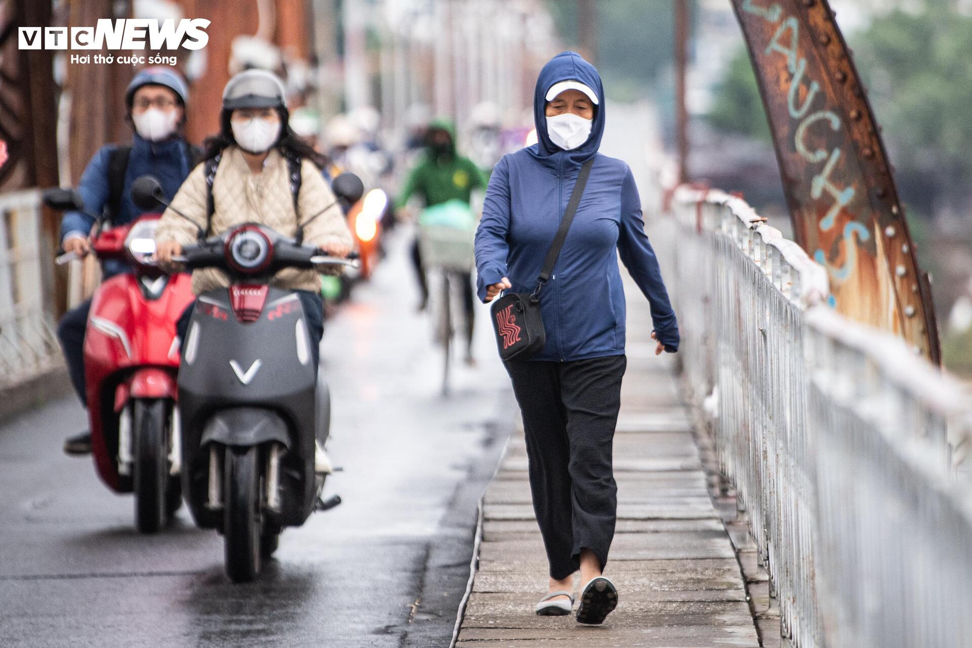 Không khí lạnh tăng cường, người Hà Nội co ro trong mưa lạnh 18°C - Ảnh 14. Không khí lạnh tăng cường, người Hà Nội co ro trong mưa lạnh 18°C - Ảnh 14.