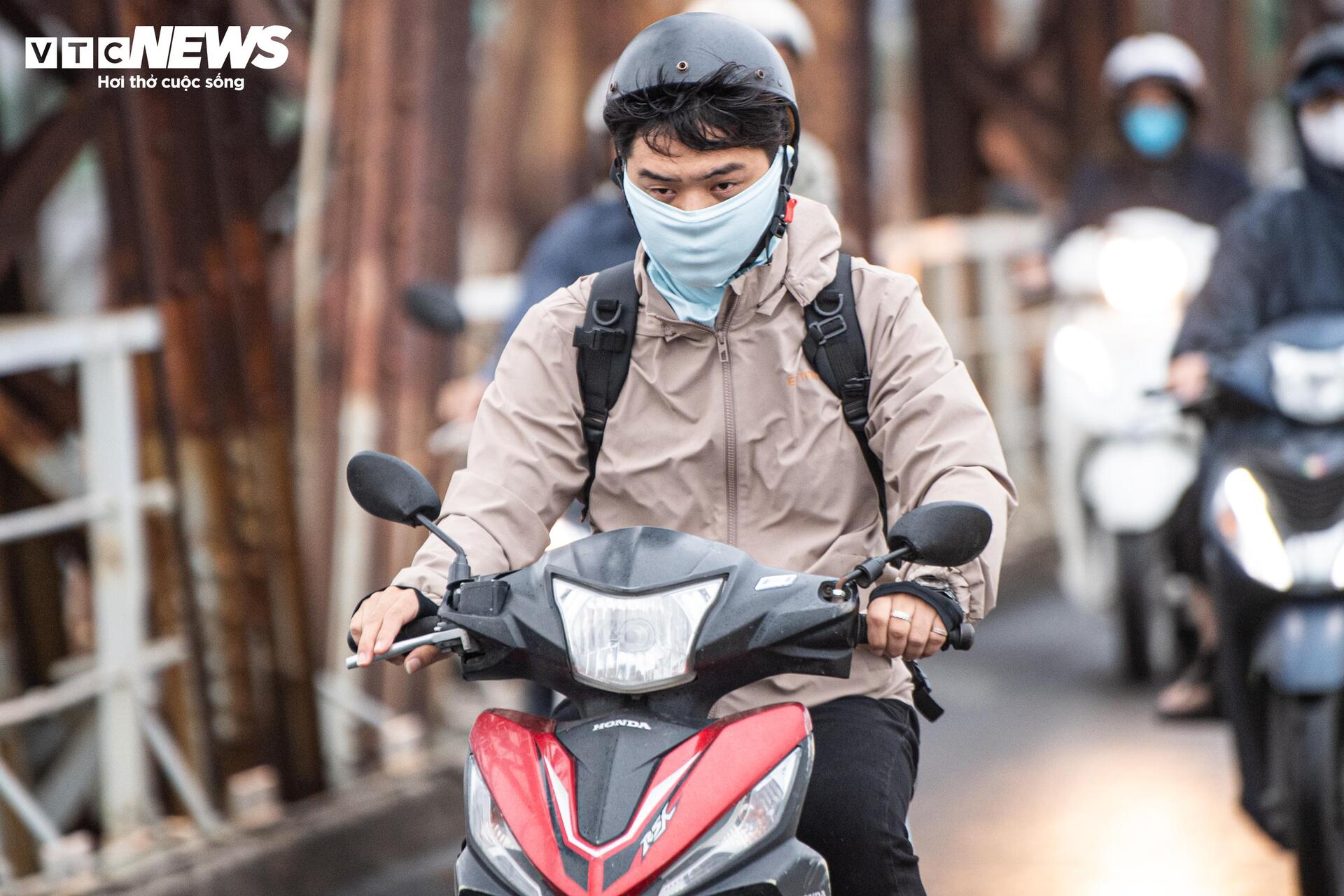 Không khí lạnh tăng cường, người Hà Nội co ro trong mưa lạnh 18°C - Ảnh 2. Không khí lạnh tăng cường, người Hà Nội co ro trong mưa lạnh 18°C - Ảnh 2.