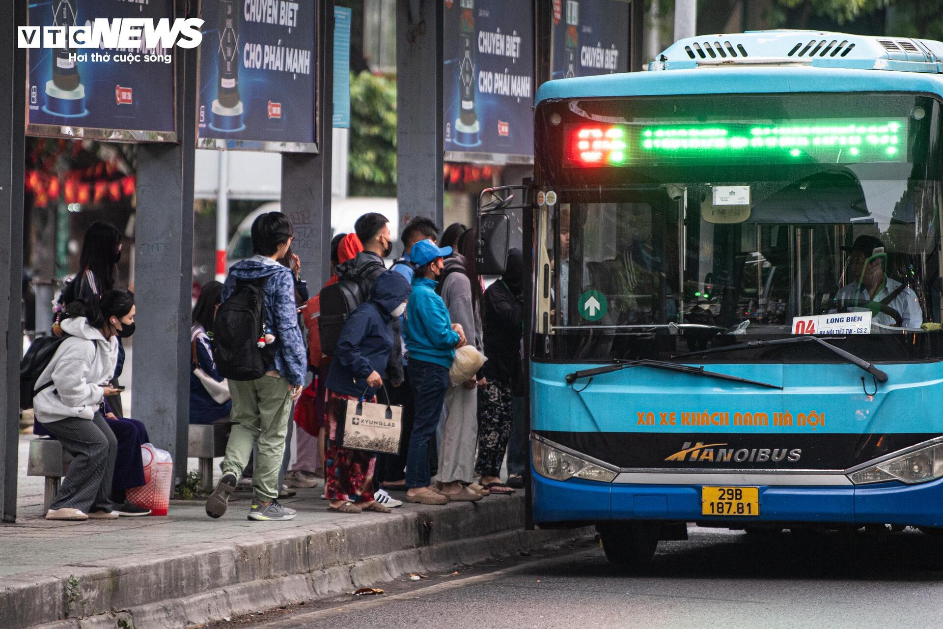 Không khí lạnh tăng cường, người Hà Nội co ro trong mưa lạnh 18°C - Ảnh 6. Không khí lạnh tăng cường, người Hà Nội co ro trong mưa lạnh 18°C - Ảnh 6.