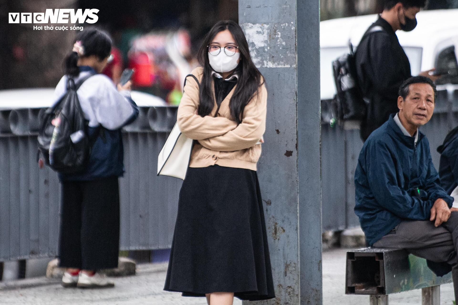 Không khí lạnh tăng cường, người Hà Nội co ro trong mưa lạnh 18°C - Ảnh 7. Không khí lạnh tăng cường, người Hà Nội co ro trong mưa lạnh 18°C - Ảnh 7.