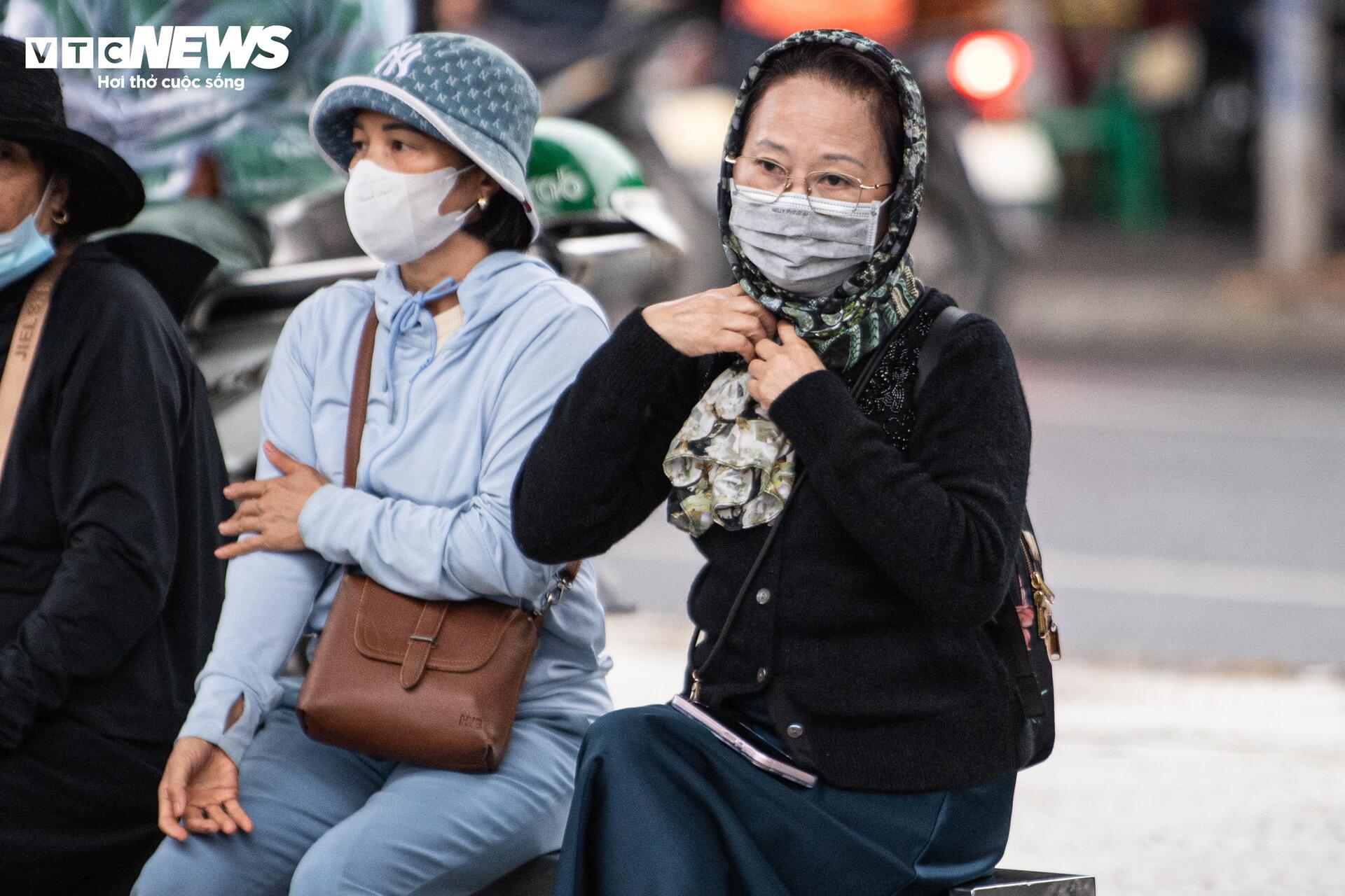 Không khí lạnh tăng cường, người Hà Nội co ro trong mưa lạnh 18°C - Ảnh 9. Không khí lạnh tăng cường, người Hà Nội co ro trong mưa lạnh 18°C - Ảnh 9.