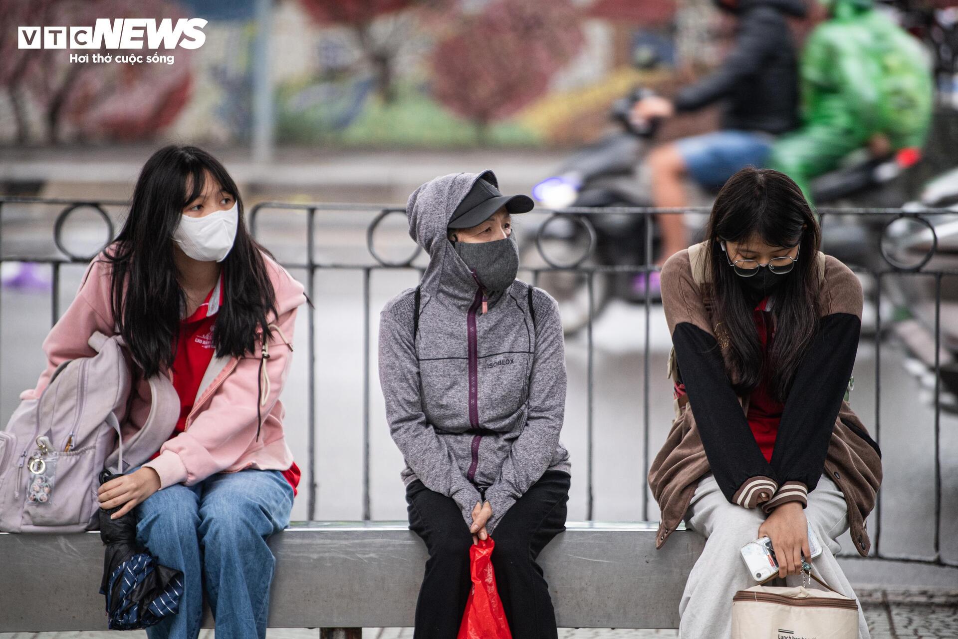 Không khí lạnh tăng cường, người Hà Nội co ro trong mưa lạnh 18°C - Ảnh 8. Không khí lạnh tăng cường, người Hà Nội co ro trong mưa lạnh 18°C - Ảnh 8.