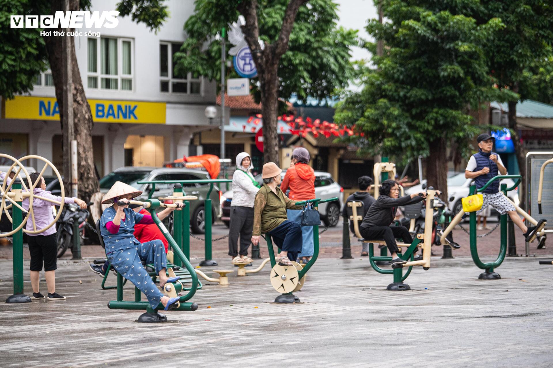 Không khí lạnh tăng cường, người Hà Nội co ro trong mưa lạnh 18°C - Ảnh 10. Không khí lạnh tăng cường, người Hà Nội co ro trong mưa lạnh 18°C - Ảnh 10.